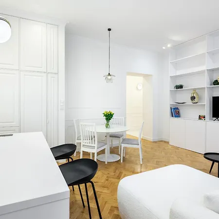 Tyzenhauz Krowoderska Street Apartment Krakow
